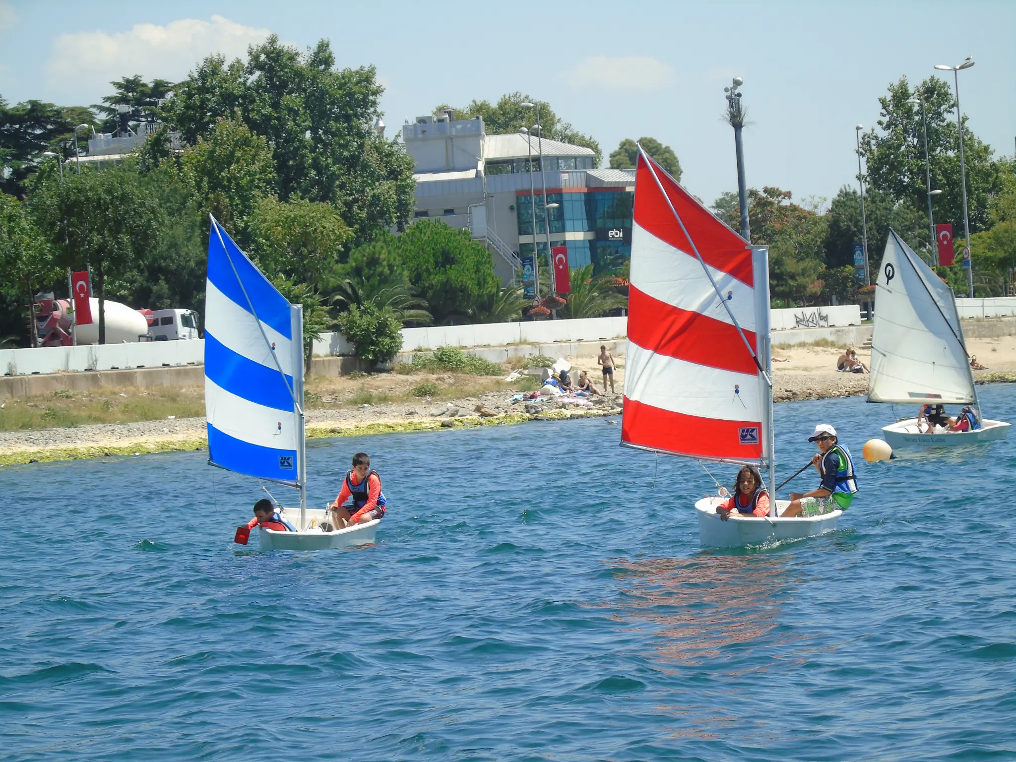 Optimist tekneleriyle yelken eğitimi